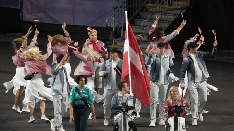 Latvijas delegācija Parīzes paralimpisko spēļu atklāšanā. Foto: LPK