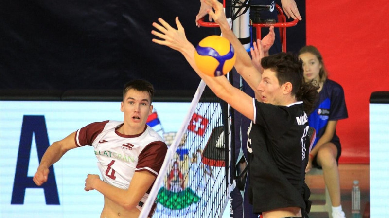 Gustavs Auziņš uzbrukumā pret Austrijas U20 valstsvienību. Foto: CEV