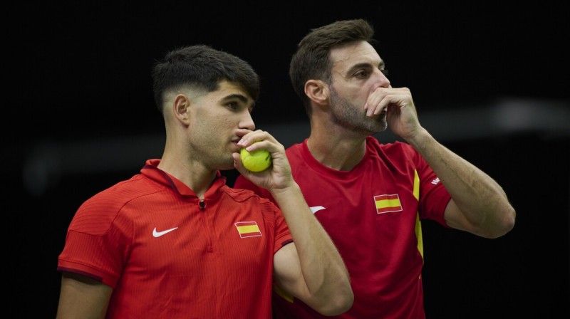 Spāņu tenisisti Karloss Alkarass un Marsels Granoljerss. Foto: Vicente Vidal Fernandez/Imago Images/Scanpix