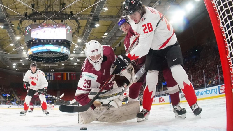 Kārlis Mežsargs pagājušā gada U-20 pasaules čempionāta mačā pret Kanādu Foto: Latvijas Hokeja federācija