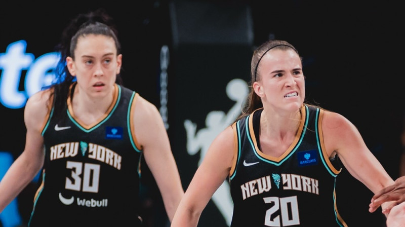 Breana Stjuarte un Sabrina Jonesku 2024. gada 29. septembrī. Foto: New York Liberty