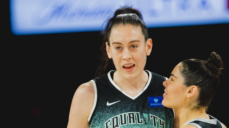 Breana Stjuarte un Kelsija Plama 2024. gada 6. oktobrī Lasvegasā. Foto: New York Liberty