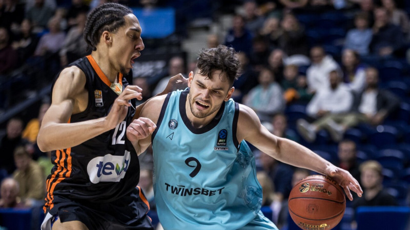 Viļņas "Wolves" basketbolists Daniels Basliks ar bumbu spēlē pret Ulmas "Ratiopharm". Foto: BC Wolves Vilnius