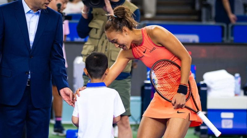 Cjiņveņa Džena cenšas pagriezt bērnu uz fotografēšanos. Foto: Jimmie48 / WTA