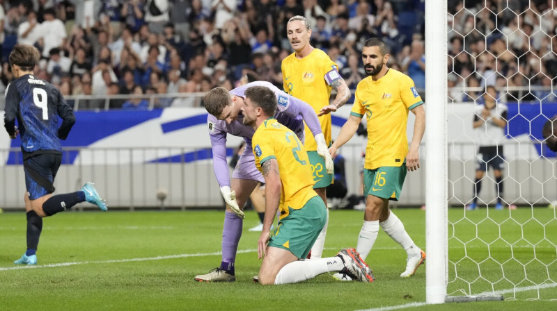 Mirklis pēc austrālieša Kamerona Bērdžesa sitiena savos vārtos spēlē pret Japānu. Foto: Eugene Hoshiko/AP/Scanpix