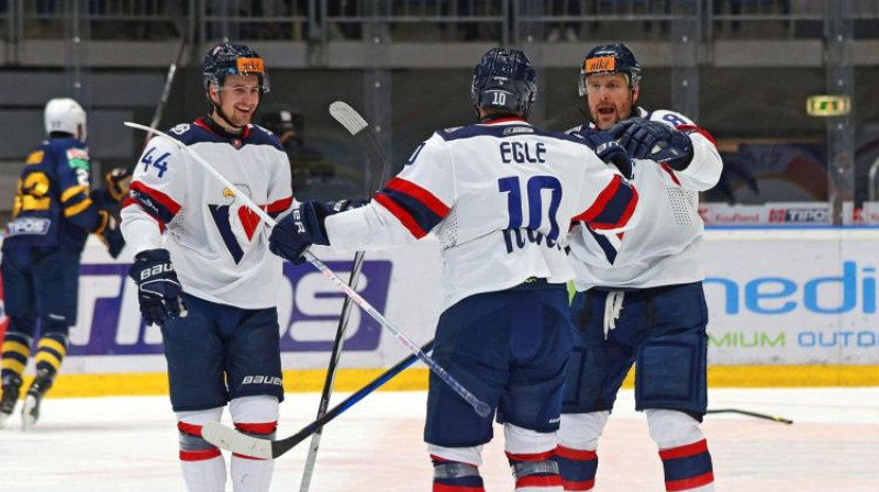 Haralds Egle ar komandas biedriem. Foto: hcslovan.sk