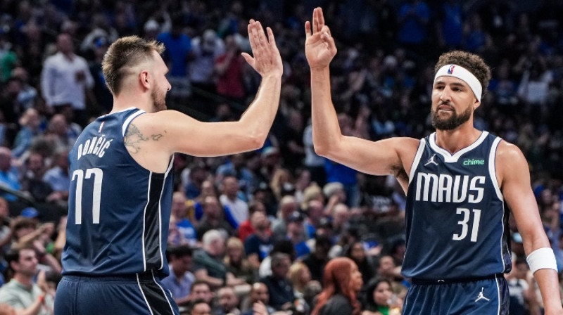 Luka Dončičs un Klejs Tompsons. Foto: Dallas Mavericks