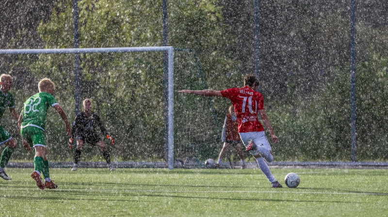 "Leevon PPK" futbolista Gregora Helmaņa sitiena mirklis cīņā pret "Tukuma 2000" dublieriem. Foto: Andris Grīnbergs