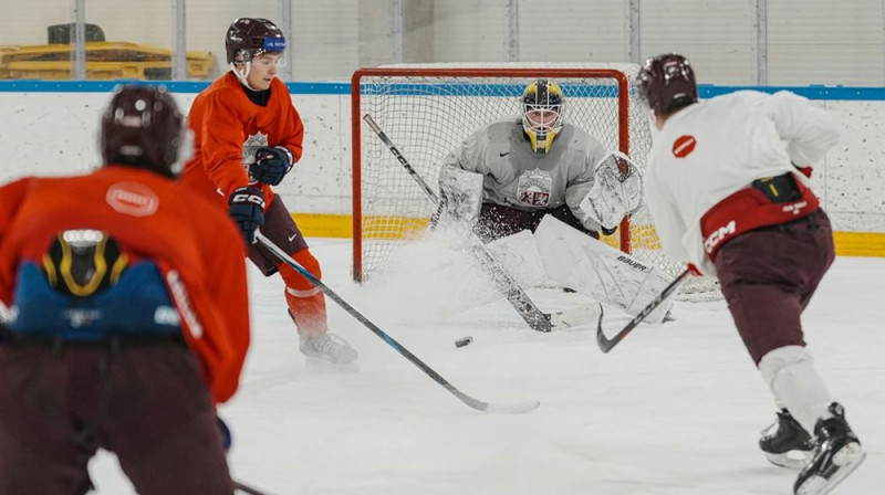 Latvijas U-20 hokejisti treniņā Foto: LHF