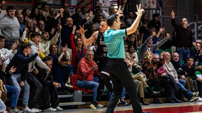 Artūrs Strautiņš pēc trāpīta tālmetiena. Foto: FIBA