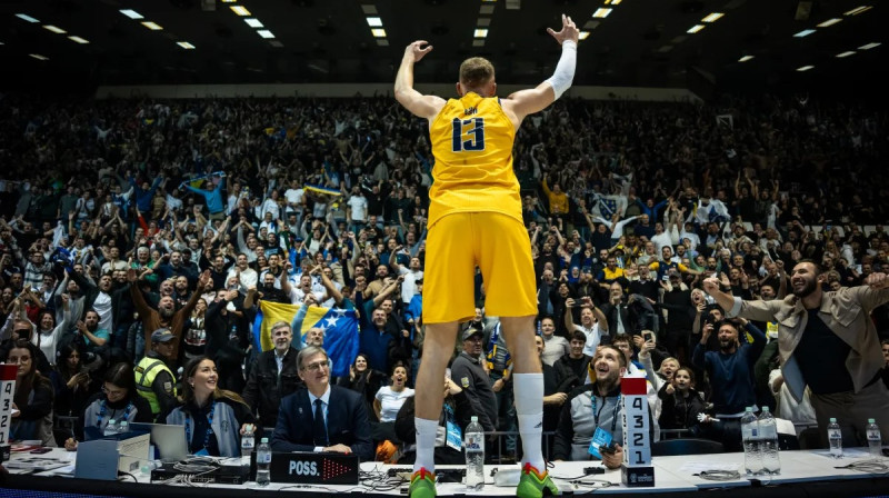 Džanana Musas un bosniešu līdzjutēju prieks pēc uzvaras pār Horvātiju. Foto: FIBA