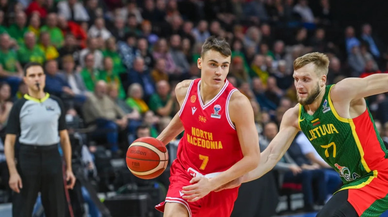 Ziemeļmaķedonijas valstsvienības vadošais basketbolists Nenads Dimitrijevičs ar bumbu Klaipēdā. Foto: FIBA