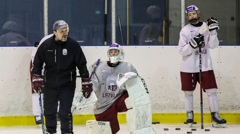 Oļegs Sorokins un Latvijas U-18 izlases hokejisti Foto: LHF