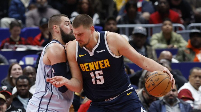 Nikola Jokičs pret Jonu Valančūnu. Foto: USA Today Sports/Scanpix