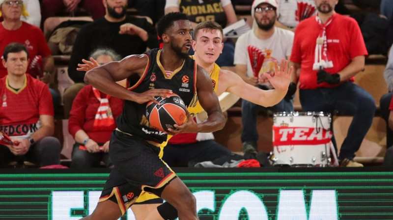 Alfa Diallo ar bumbu un Tims Šnaiders. Foto: Euroleague Basketball