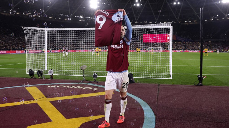 Džerods Bouens ar Mihaila Antonio kreklu. Foto: Reuters/Scanpix