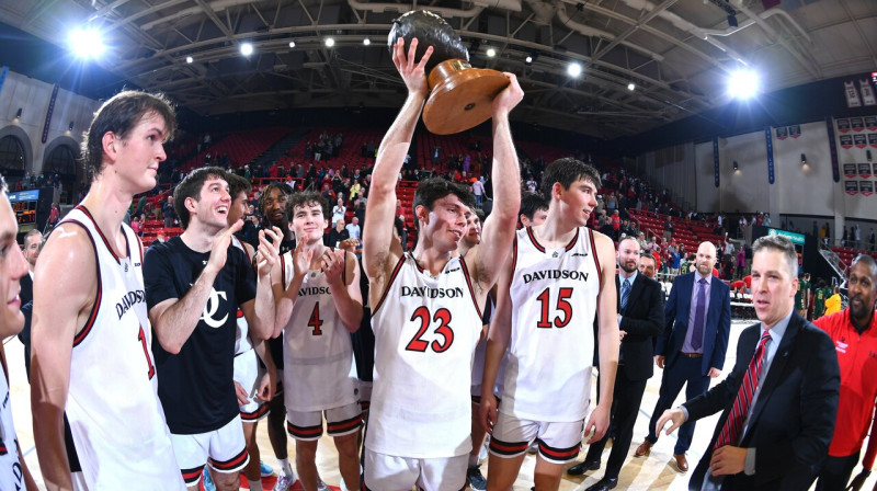 Deividsonas Universitātes "Wildcats" basketbolisti ar nosargāto "Sirseņu pūžņa" balvu.
Foto: Tim Cowie/Davidson College Men's Basketball