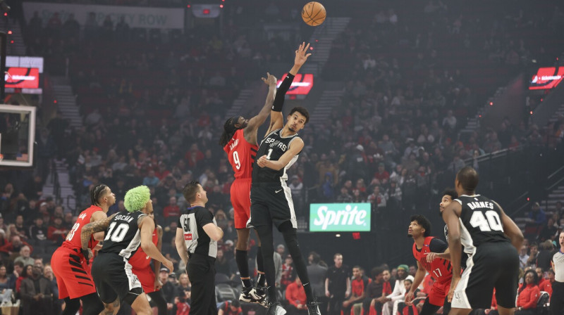 Mirklis no Portlendas "Trail Blazers" un Sanantonio "Spurs" spēles sākuma. Foto: Amanda Loman/AP/Scanpix