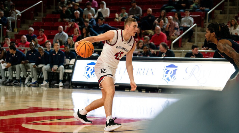 Roberts Blūms. Foto: Tim Cowie/Davidson College Men's Basketball