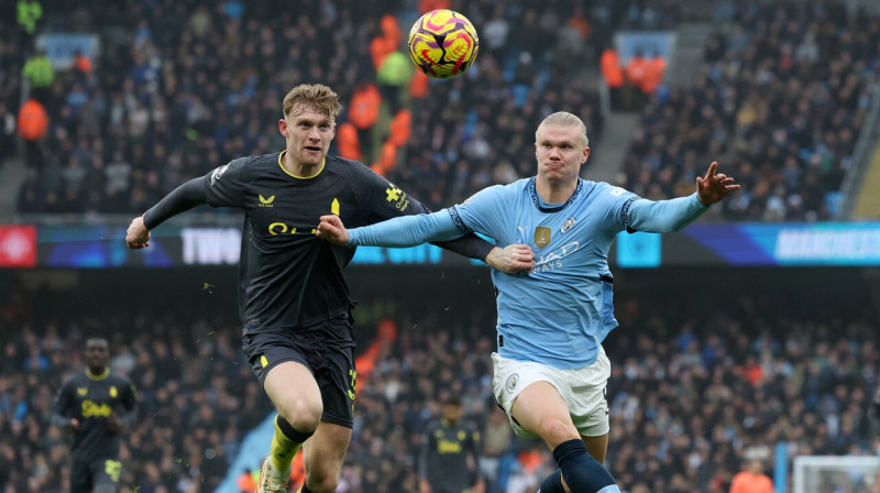 Liverpūles "Everton" aizsargs Džarads Brentvaits cīņā par bumbu pret Mančestras "City" snaiperi Ērlingu Holannu.
Foto: Phil Noble/Reuters/Scanpix