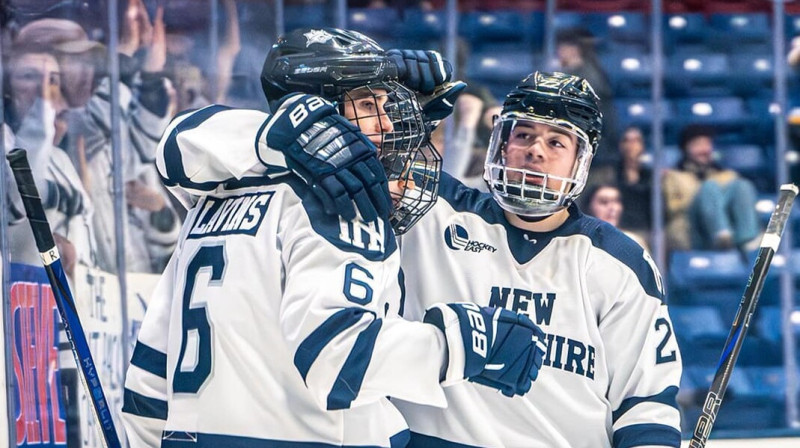 Martins Laviņš ar komandas biedriem. Foto: University of New Hampshire Wildcats