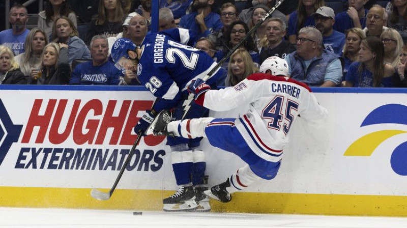 Zemgus Girgensons pret Aleksandru Karjē. Foto: AP/Scanpix