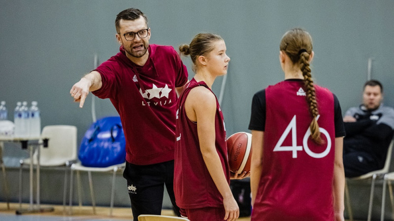 Latvijas U18 meiteņu izlases galvenais treneris Rūdolfs Rozītis. Foto: LBS