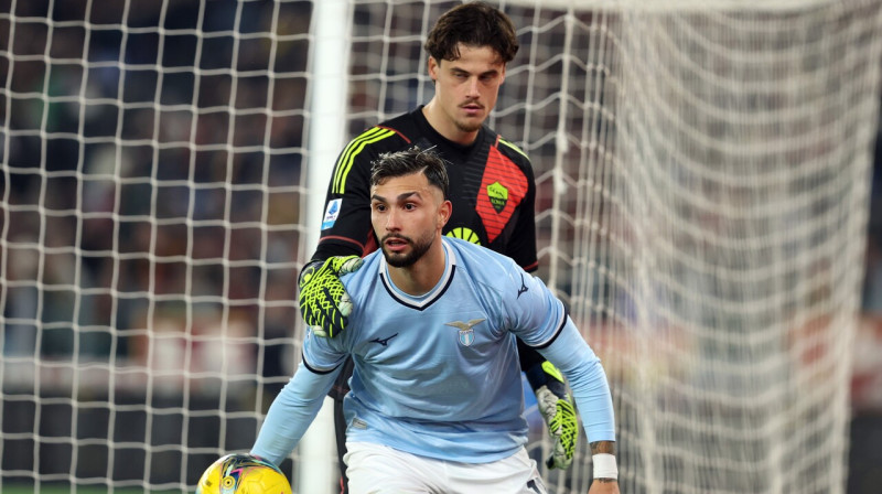 Viens steidzas, otrs piebremzē: "Lazio" uzbrucējs Valentins Kastejanoss saglabā cerības atspēlēties, bet "Roma" vārtsargs Mile Svilars jūt uzvaras garšu. Foto: Marco...