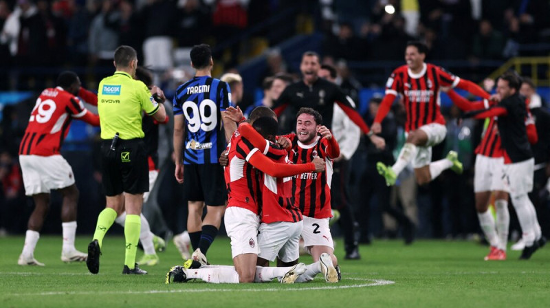 "Milan" futbolisti līksmo. Foto: Reuters/Scanpix