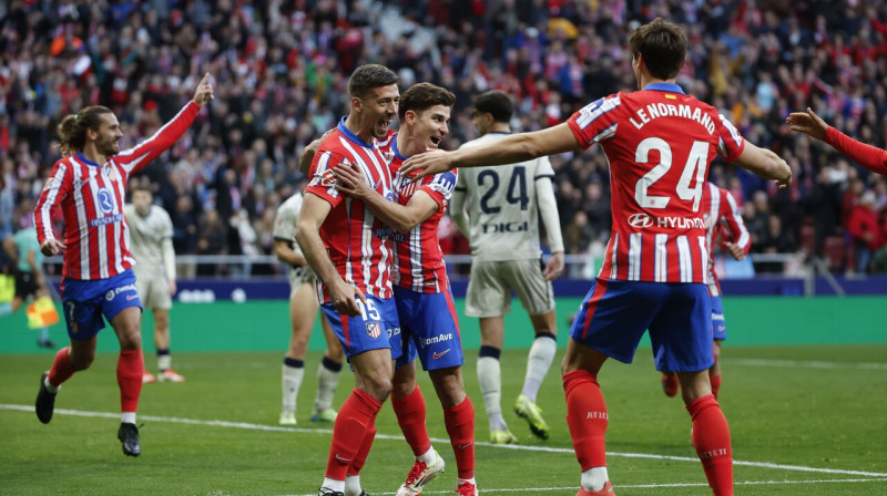 Madrides "Atlético" futbolisti pēc Huliana Alvaresa vārtu guvuma. Foto: Juanjo Martin/EPA/Scanpix