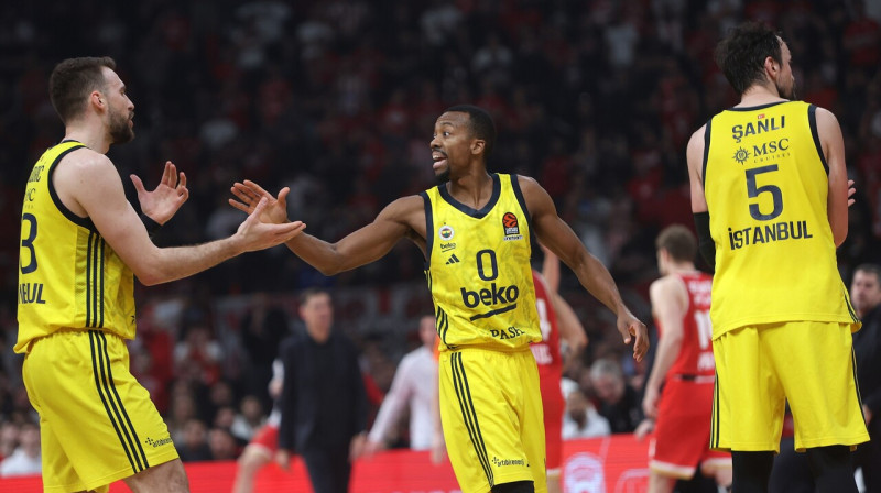 No kreisās: Stambulas "Fenerbahçe" basketbolisti Marko Guduričs, Eriks Makolums un Sertačs Šanli. 
Foto: Pete Andreou/EPA/Scanpix