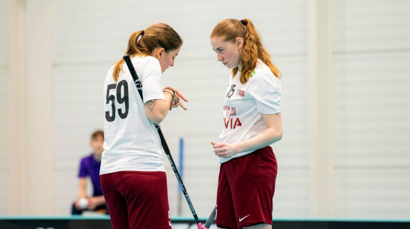 Latvijas izlases spēlētājas Evelīna Garbare (no kreisās) un Klinta Mārtiņjēkaba. Foto: Latvijas Florbola savienība