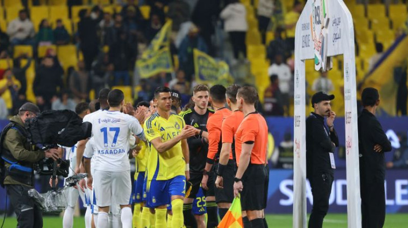 Krištianu Ronaldu sveicina Andra Treimaņa brigādi. Foto: AFP/Scanpix