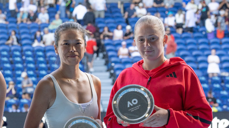 "Australian Open" vicečempiones Suvei Sei un Aļona Ostapenko. Foto: Xinhua/ZUMA Press/Scanpix