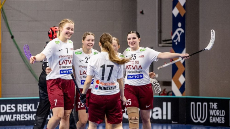 Latvijas izlases florbolistes svin vārtu guvumu. Foto: Jānis Lārmanis, Latvijas Florbola savienība