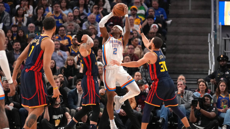 Šejs Gildžess-Aleksandrs Goldensteitas "Warriors" spēlētāju ielenkumā. Foto: Cary Edmondson/USA Today Sports/Scanpix