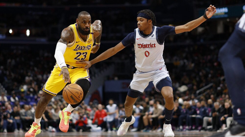 Lebrons Džeimss pret Bilalu Kulibalī. Foto: AP/Scanpix