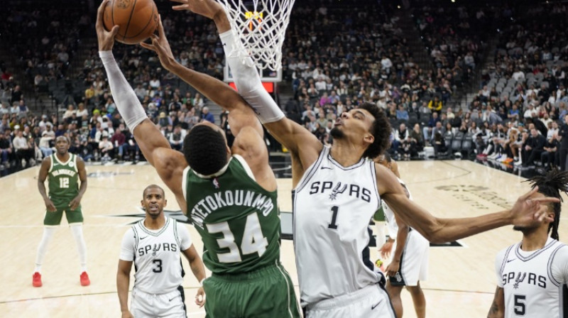 Jannis Adetokunbo un Viktors Vembanjamā. Foto: USA TODAY Sports via Reuters Connect/Scanpix