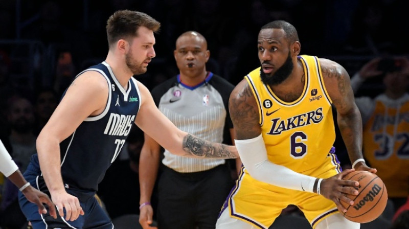 Luka Dončičs un Lebrons Džeimss. Foto: Getty Images via AFP/Scanpix