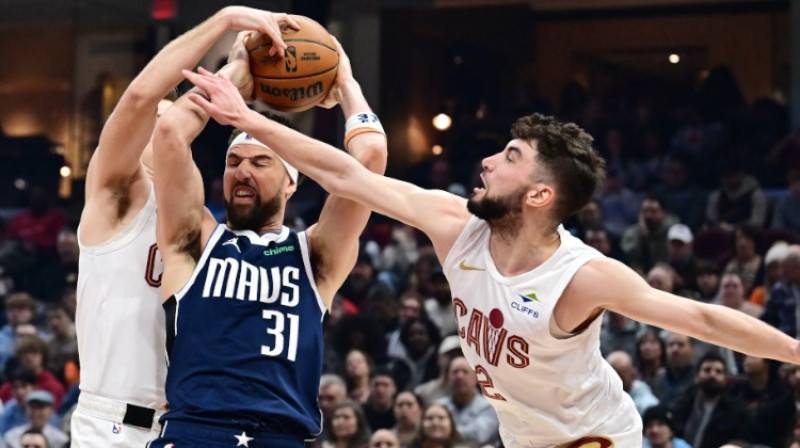 Klejs Tompsons pretinieku ielenkumā. Foto: USA TODAY Sports via Reuters Connect/Scanpix