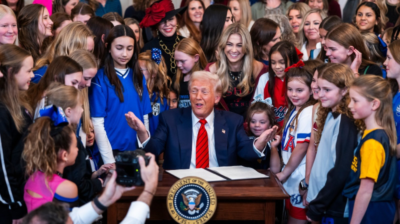 Nacionālajā meiteņu un sieviešu sporta dienā Donalds Tramps paraksta zīmīgu izpildrīkojumu. Foto: EPA/Scanpix