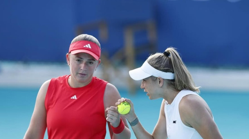 Aļona Ostapenko un Elena Peresa. Foto: @ellenperez95 / Mubadala Abu Dhabi Open