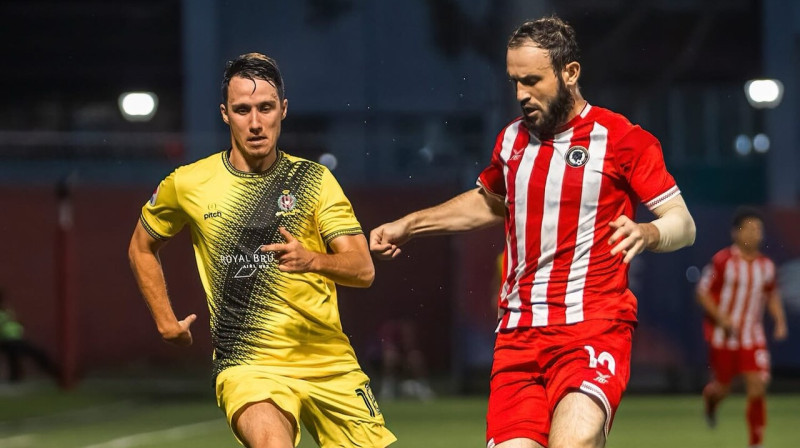 Dāvis Ikaunieks cīņā par bumbu. Foto: Singapore Premier League