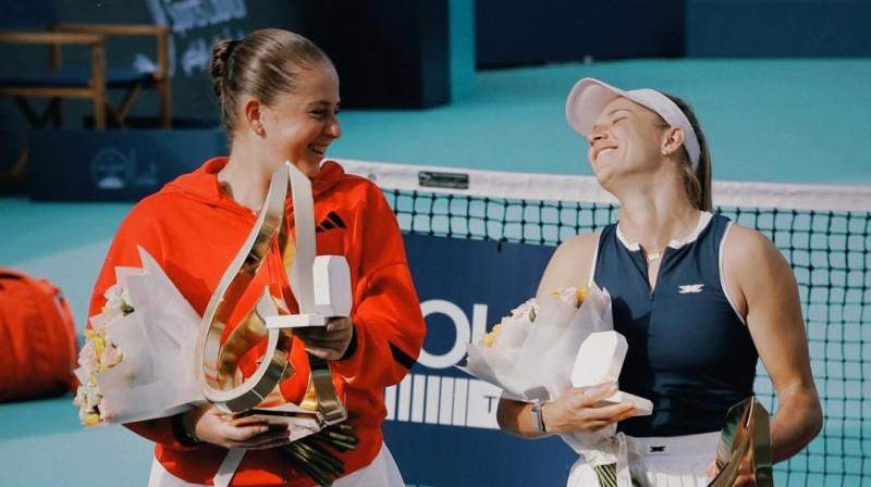 Aļona Ostapenko un Elena Peresa. Foto: Mubadala Abu Dhabi Open