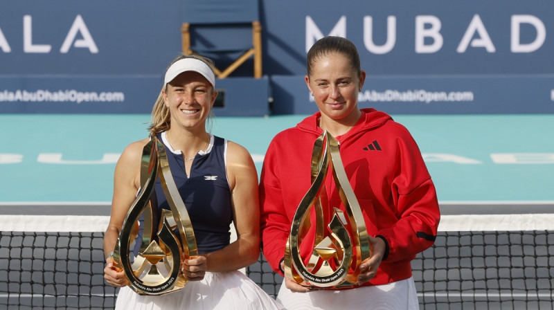 Elena Peresa un Aļona Ostapenko. Foto: WTA