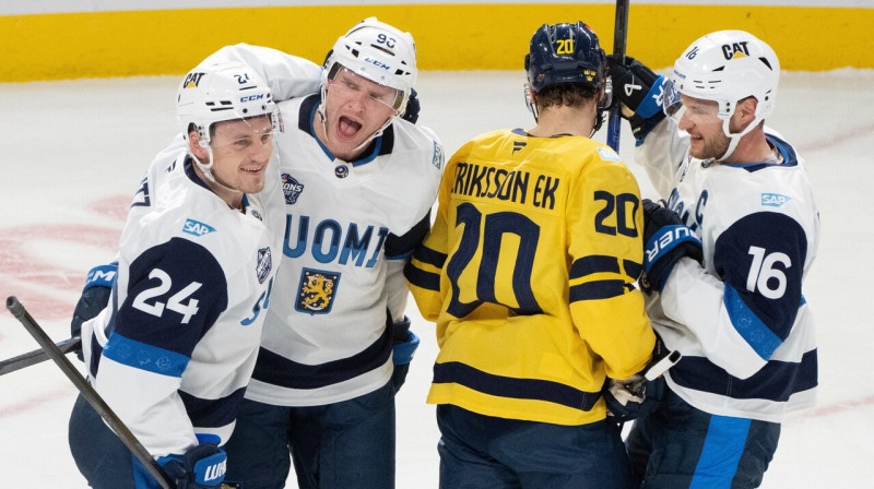 Somijas NHL izlases hokejisti pēc vārtu guvuma pret zviedriem. Foto: Christinne Muschi/Zumapress.com/Scanpix