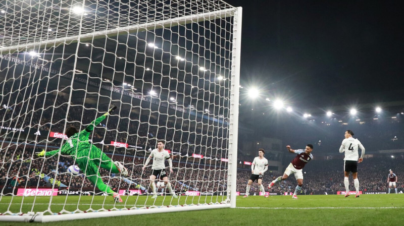 Birmingemas "Aston Villa" snaiperis Ollijs Votkinss komandu izvirza vadībā pret Liverpūli. Foto: Peter Cziborra/Reuters/Scanpix