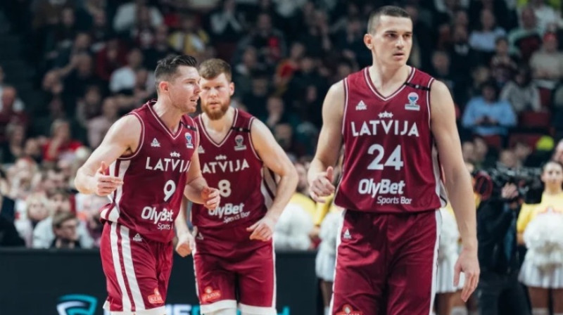Dairis Bertāns, Dāvis Bertāns, Andrejs Gražulis. Foto: FIBA