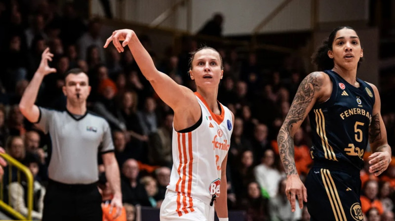 Kitija Laksa un Gabija Viljamsa 2025. gada 19. februārī. Foto: EuroLeague Women