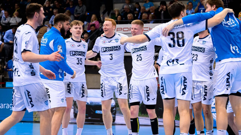 Ralfs Geislers (Nr. 38) ar komandas biedriem pēc uzvaras Štutgartē. Foto: Marco Wolf/Imago Images/Scanpix